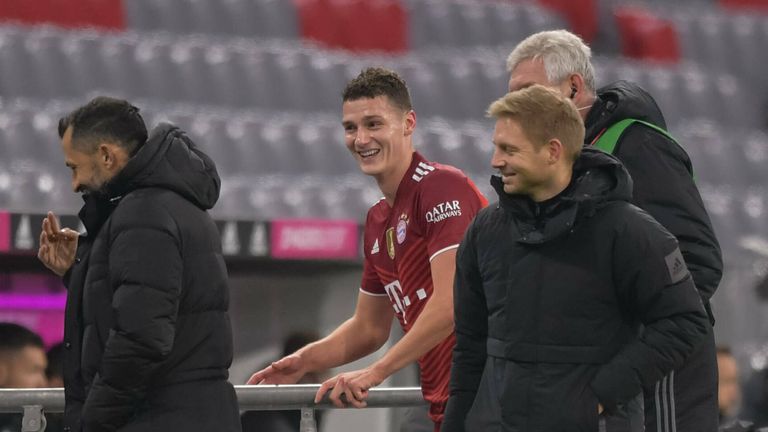 Benjamin Pavard kommt nach Auswechslung nochmals aus den Katakomben und sorgte für Lacher.