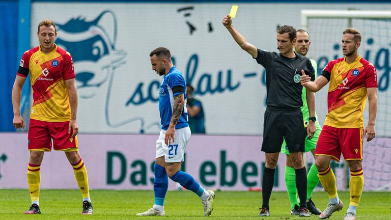 GELBE KARTEN: 1. Calogero Rizzuto, acht Verwarnungen (Rostock), 2. Sven Michel (Paderborn) und Rico Preißinger (Ingolstadt), sieben Verwarnungen, 4. Lino Tempelmann (Nürnberg), Jesper van der Werff (Paderborn) und Marco Friedl (Bremen), jeweils sechs Verwarnungen
