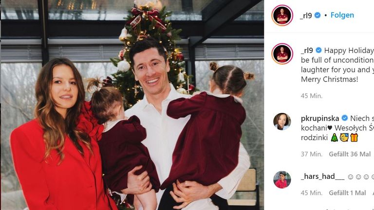 Familien-Glück bei den Lewandowskis. Bayern-Star Robert zeigt sich gemeinsam mit seiner Frau Anna und seinen beiden Töchtern vorm Weihnachtsbaum und verbreitet ''liebevolle'' Grüße in der besinnlichen Zeit des Jahres (Quelle: Instagram/_rl9)