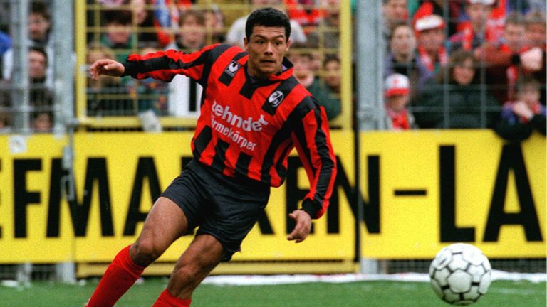 PLATZ 15: SC FREIBURG - Die Breisgauer verwandelten bisher 90 ihrer 129 Elfmeter in der Bundesliga (69,8%). Mit zwölf Treffern vom Punkt hat Rodolfo Esteban Cardoso die meisten Strafstöße für Freiburg im deutschen Fußball-Oberhaus verwandelt.