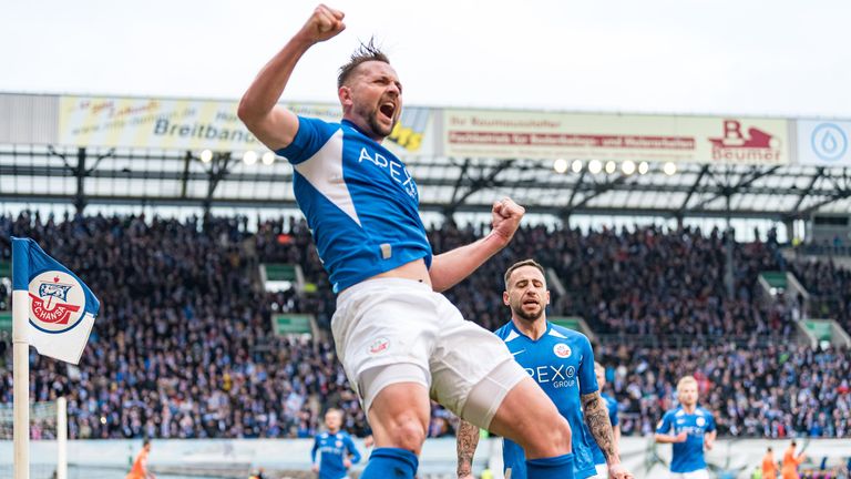 …8. John Verhoek (Rostock), Max Besuschkow (Regensburg) und neun weitere Spieler mit einem Elfmeter