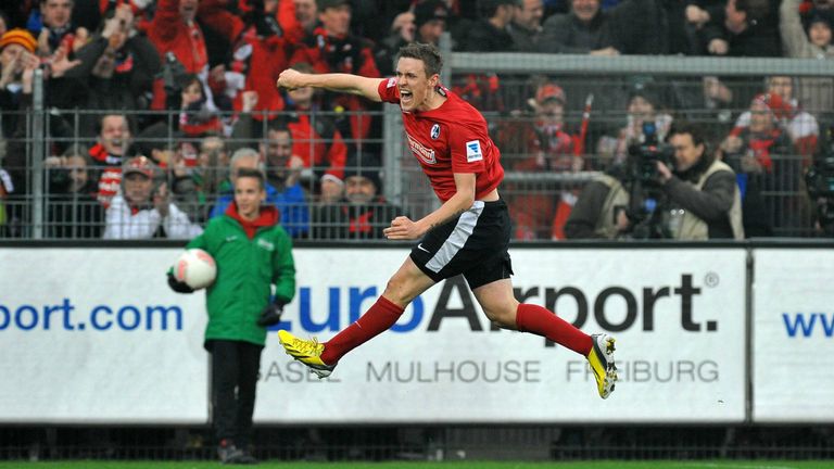 ANGRIFF: MAX KRUSE. Der Stürmer etabliert sich in seiner einzigen Saison in Freiburg (2012/13) in der Bundesliga. Schießt den SC mit elf Toren in 34 Partien auf Tabellenplatz fünf und damit in den Europa League. Wechselt anschließend nach Gladbach.