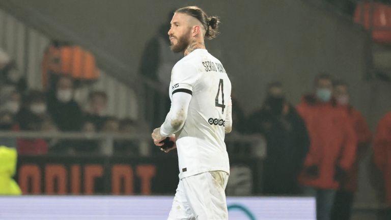 Sergio Ramos wird beim Spiel gegen Lorient vom Platz gestellt.