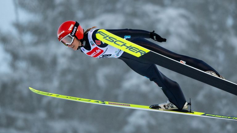 Skispringerin Katharina Althaus hat beim Heimspiel in Klingenthal ihr viertes Weltcup-Podest in Folge verpasst.