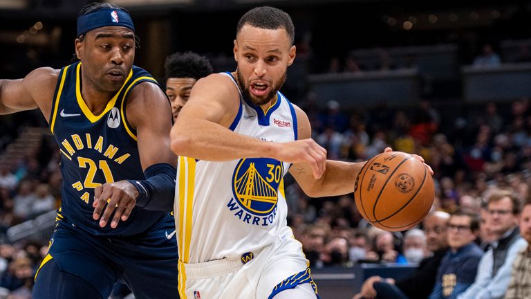 Stephen Curry (r.) von den Golden State Warriors schickt sich an, eine Bestmarke in der NBA zu knacken. 