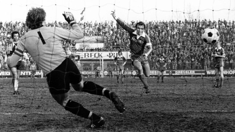 PLATZ 2: SV WERDER BREMEN - Die Werderaner verwandelten bisher 248 ihrer 322 Elfmeter in der Bundesliga (77,0%). Mit 40 Treffern vom Punkt hat Horst-Dieter Höttges die meisten Strafstöße für Bremen im deutschen Fußball-Oberhaus verwandelt.