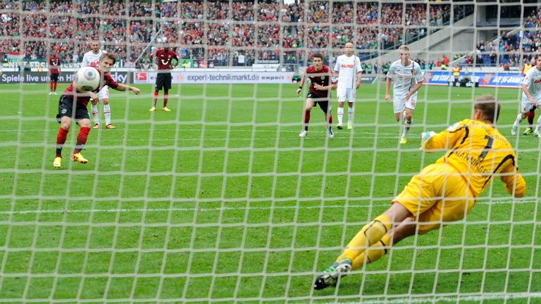 PLATZ 16: HANNOVER 96 - Die 96er verwandelten bisher 94 ihrer 121 Elfmeter in der Bundesliga (77,7%). Mit 13 Treffern vom Punkt hat Szabolcs Huszti die meisten Strafstöße für Hannover im deutschen Fußball-Oberhaus verwandelt.