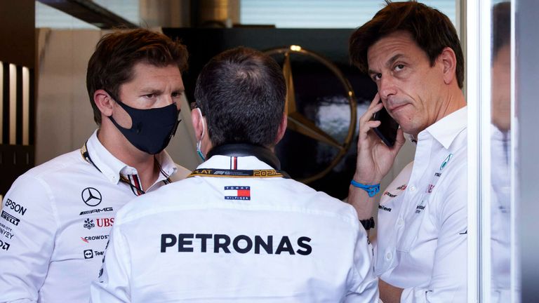 Mercedes-Motorsportchef Toto Wolff (r.) sieht bezüglich des Funkverkehrs mit der Rennleitung auch Fehler bei sich selbst. 