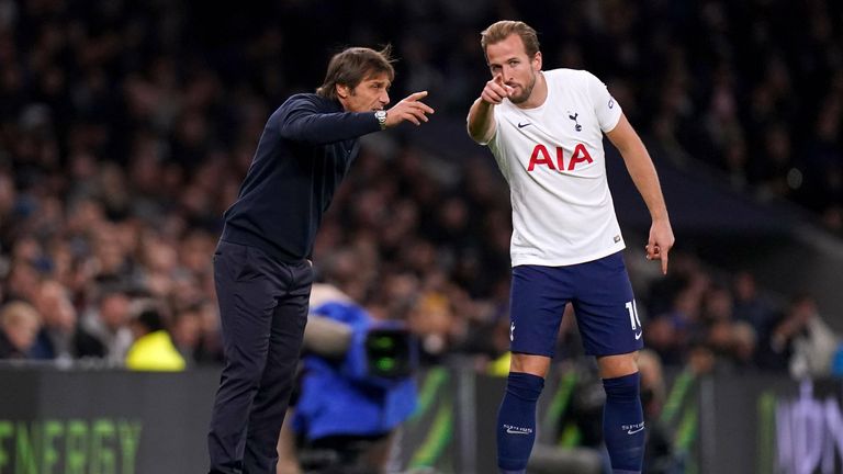 Tottenham-Trainer Antonio Conte (links) im Gespräch mit Harry Kane.