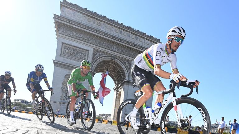 TOUR DE FRANCE: Das bekannteste Radrennen der Welt endet am 24. Juli 2022 natürlich in Paris. 24 Tage lang ging dann die Tour und dabei wurden 3328 Kilometern auf 21 Etappen zurückgelegt. Ob ein Deutscher um den Gesamtsieg mitmischen kann?