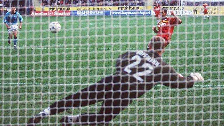 PLATZ 11: BAYER 04 LEVERKUSEN - Die Leverkusener verwandelten bisher 153 ihrer 202 Elfmeter in der Bundesliga (75,7%). Mit 14 Treffern vom Punkt hat Ulf Kirsten die meisten Strafstöße für Leverkusen im deutschen Fußball-Oberhaus verwandelt.