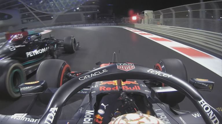 Eine Szene, die nach dem Saisonfinale für reichlich Gesprächsstoff sorgt: Max Verstappen und Lewis Hamilton hinter dem Safety Car.