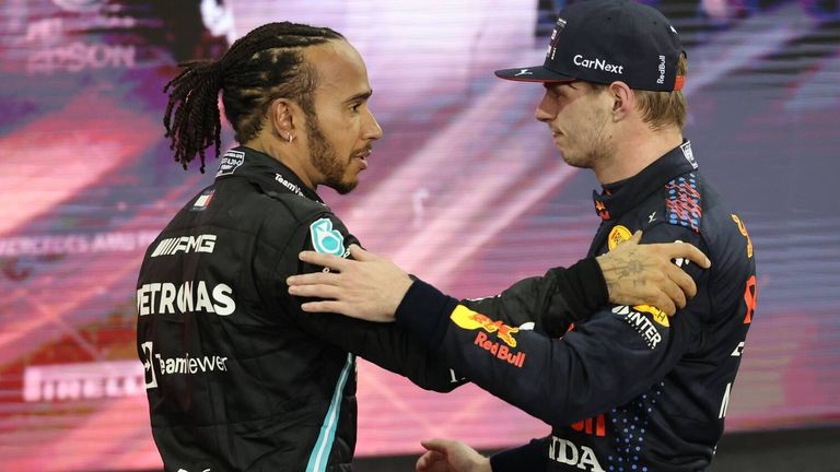 Max Verstappen (r.) glaubt, dass Lewis Hamilton auch 2022 um den WM-Titel fahren will.
