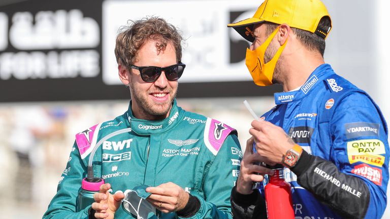 Sebastian Vettel (l.) fährt das erste Jahr für Aston Martin.