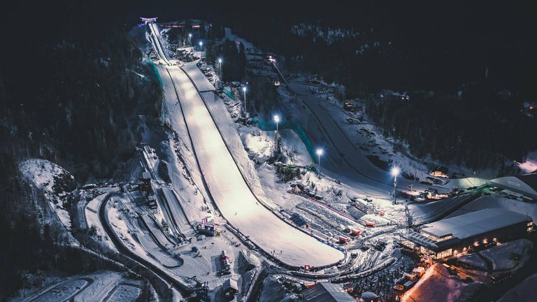 SKIFLUG-WM: So richtig malerisch sieht die Skisprung-Schanze in Vikersund aus. Auf der Vikersundbakken findet vom 10. bis 13. März 2022 die Skiflug-Weltmeisterschaft statt. Wie weit werden die deutschen Hoffnungen Karl Geiger und Markus Eisenbichler wohl fliegen?