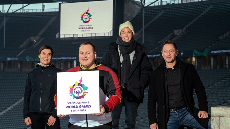 Das Team um Anne Hohmann (l.), Marketing-Direktorin, Melissa Lukowski (3.v.l.), Kreativ-Direktorin, und Albert Tuemann (r.), CMO, präsentiert mit Dennis Mellentin (v.), Athletensprecher Special Olympics Berlin, das Logo.