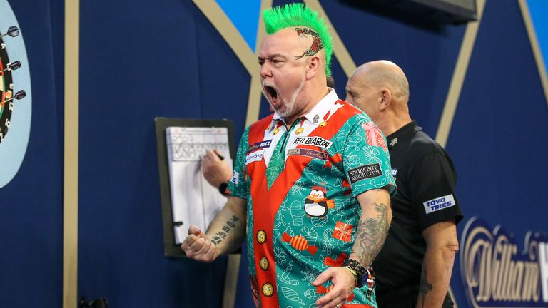 Peter Wright zieht ins Achtelfinale der Darts-WM ein. 