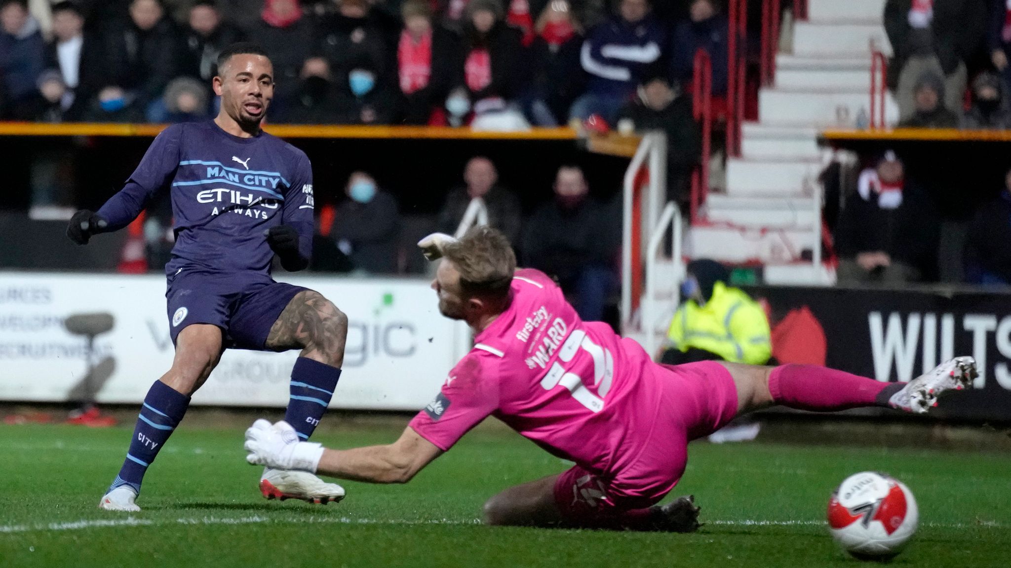 Лутон таун манчестер сити статистика. Суиндон. Суиндон Англия. Swindon Town. Кубок Англия Плимут Парквэй против дидкор Таун сегодня какой счет.