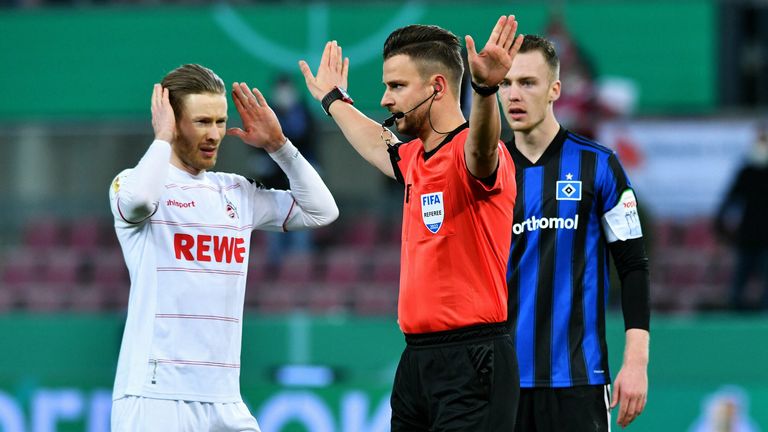 Schiedsrichter Daniel Schlager (mitte) pfeift das Pokalspiel in Köln ab. Florian Kainz (l.) kann es nicht fassen.