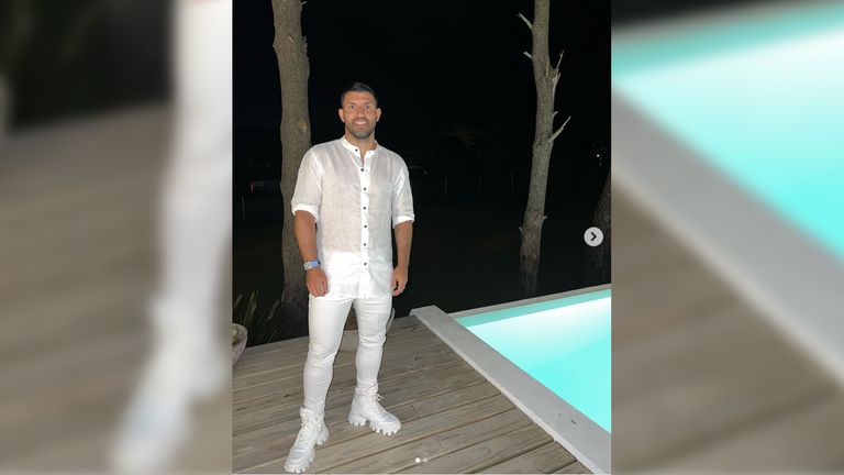 Sein Kollege Sergio Agüero feiert mit Freunden in weiß. Quelle: Instagram/kunaguero