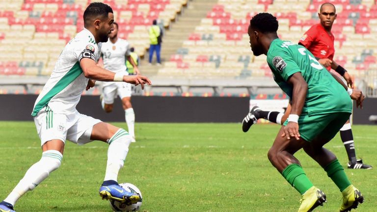 Titelverteidiger Algerien um City-Star Riyad Mahrez (l.) startet enttäuschend in den Afrika Cup.