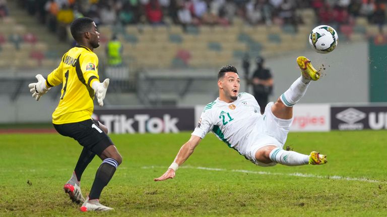 Ramy Bensebaini (r.) und Algerien verlieren gegen Äquatorialguinea.