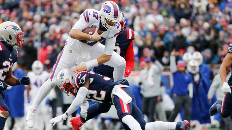 Josh Allen (weiß) und die Buffalo Bills gehen als Favorit ins Duell gegen die New England Patriots.