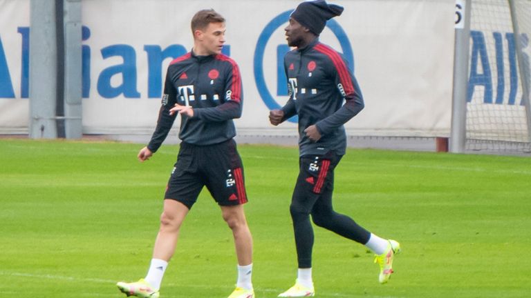 Alphonso Davies (r.) im Training mit Joshua Kimmich.