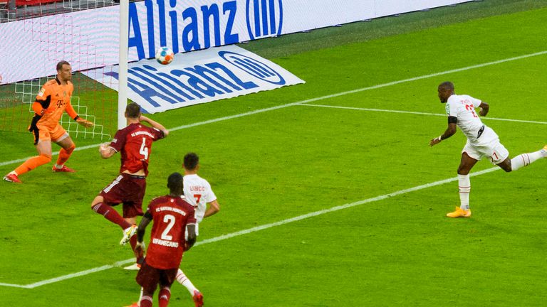 Szene aus dem Hinspiel im Sommer: Kölns Modeste erzielt ein Kopfballtor, am Ende gewinnt Bayern knapp mit 3:2.