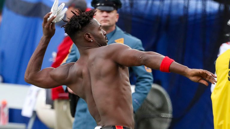 Antonio Brown von den Tampa Bay Buccaneers wirft seine Spielkleidung auf die Tribüne und verschwindet im Anschluss in den Katakomben des Stadions. 