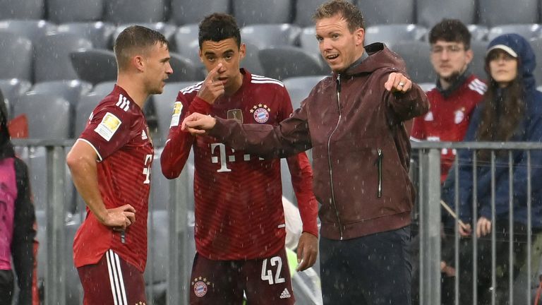 Joshua Kimmich (l.) und Jamal Musiala (M.) sind zwei der wenig verbliebenen Bayern-Spieler, auf die Coach Julian Nagelsmann (r.) gegen Gladbach setzen kann. 