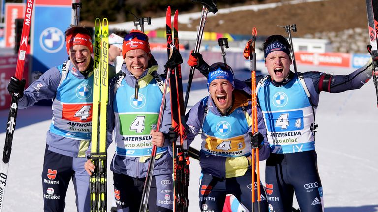 Die deutsche Biathlon-Staffel jubelt über Platz drei in Antholz.