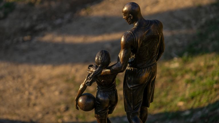 An der Absturzstelle des Helikopters in dem Kobe Bryant und seine Tochter Gianna vor zwei Jahren starben, steht nun eine Statue, die den beiden gewidmet ist.