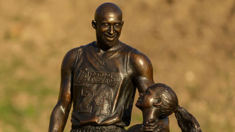 Die Bronzestatue zeigt Kobe Bryant und seine Tochter Gianna.