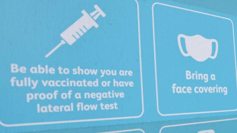 Ein Sechstligist ist verwirrt durch die Corona-Regeln - weil der Klub genau an der Grenze zwischen England und Wales liegt.