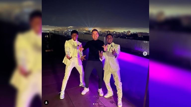 Beste Stimmung bei Douglas Costa und seiner Crew auf einem Rooftop in Dubai. Quelle: Instagram/douglascosta