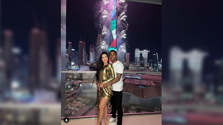 Douglas Costa feiert in Dubai und liefert mit seinem Schnappschuss gleich zwei Hingucker. Quelle: Instagram/douglascosta