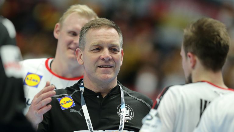 Bundestrainer Alfred Gislason kann trotz dem vorzeitigen EM-Aus wieder lächeln.