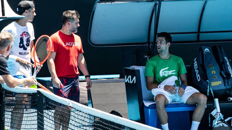 Novak Djokovic bricht sein Training frühzeitig ab.