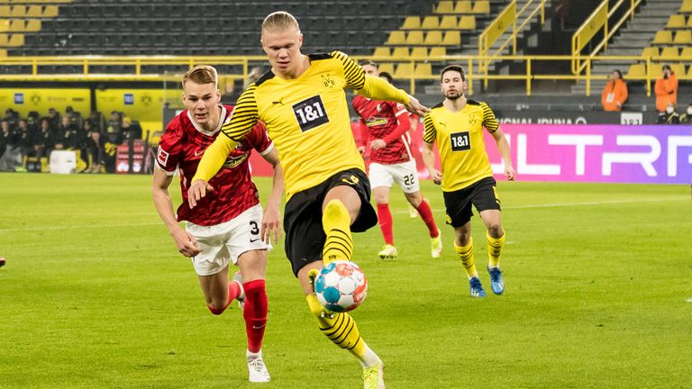 Dortmunds Erling Haaland trifft gegen den SC Freiburg.