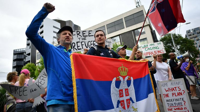 Zahlreiche Anhänger mit Serbien-Flaggen hatten sich versammelt, um Djokovic zu unterstützen.