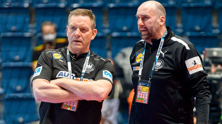 Die deutschen DHB-Coaches Alfred Gislason (l.) und Co-Trainer Erik Wudtke müssen mit zahlreichen Coronafällen im Kader kämpfen.