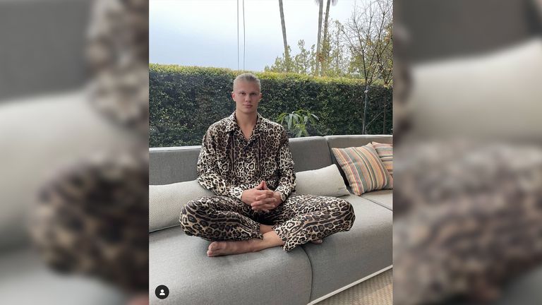 Alles beim Alten: BVB-Star Erling Haaland gibt sich an Silvester gewohnt entspannt und experentiertfreudig, was die Mode angeht. Quelle: Instagram/erling.haaland