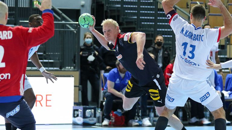 Patrick Wiencek (mitte) und das deutsche Team starten am Freitag in das Turnier-Geschehen der Handball-EM 2022 ein.