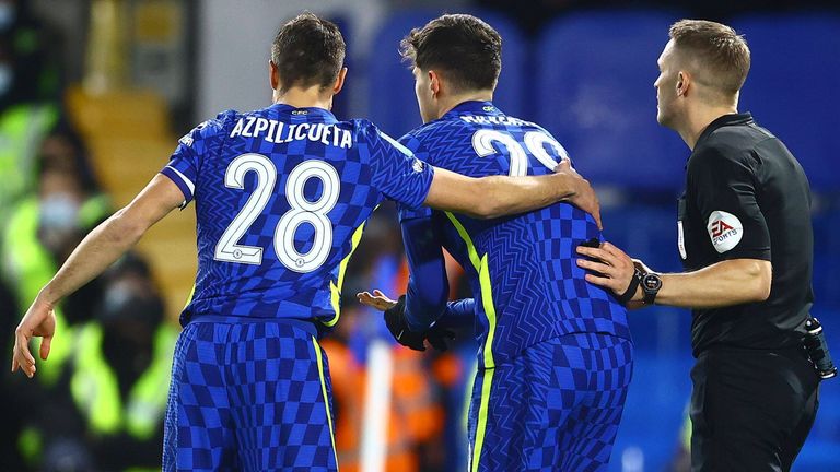 Havertz benötigt nach dem Torjubel medizinische Betreuung, er hält sich die Hand.