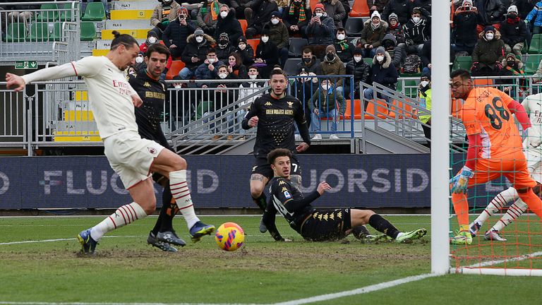 Zlatan Ibrahimovic schießt Milan zum Sieg gegen Venedig.