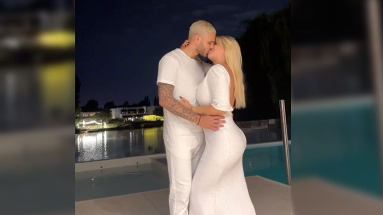 PSG-Profi Mauro Icardi küsst sich ins neue Jahr. Kurz zuvor soll er noch den Bodyguard seiner Frau gefeuert haben. Quelle: Instagram/mauroicardi