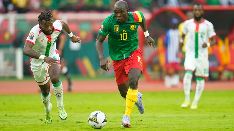 Vincent Aboubakar schießt Kamerun mit einem Doppelpack zum Auftaktsieg gegen Burkina Faso. 