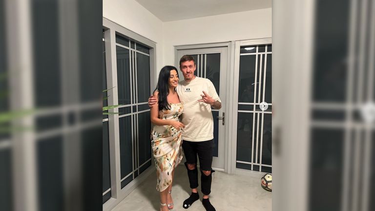 Max Kruse geht es casual an und feiert in zerrissenen Jeans. Quelle: Instagram/max.kruse10
