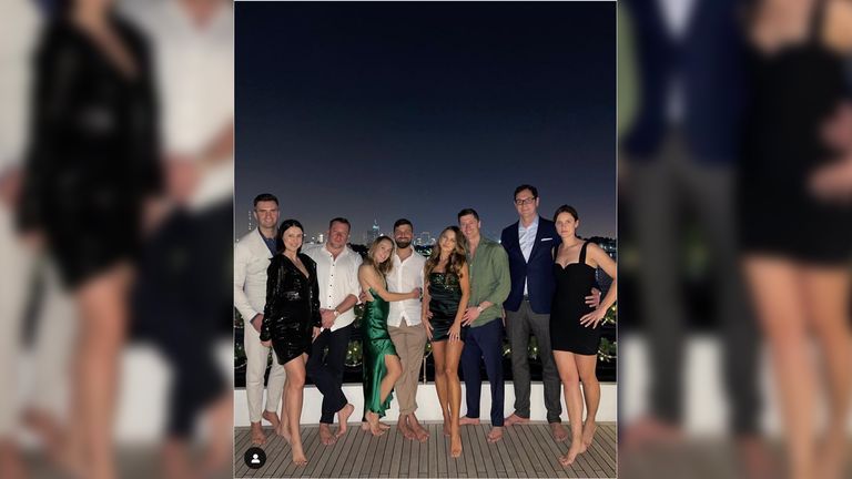 Robert Lewandowski stößt in größerer Runde an - obenrum schick, untenrum barfuß. Quelle: Instagram/_rl9